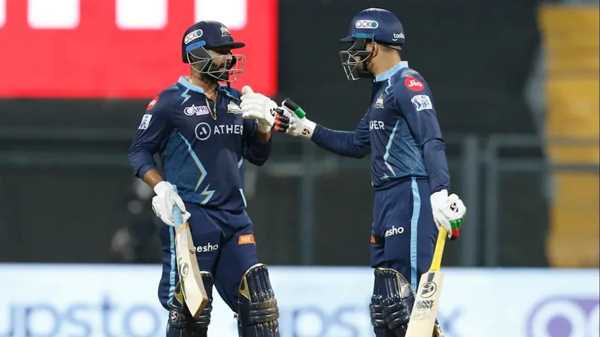 राशिद खान ने आखिरी गेंद पर छक्का जड़ गुजरात को दिलाई जीत, उमरान के 5 विकेट बेकार